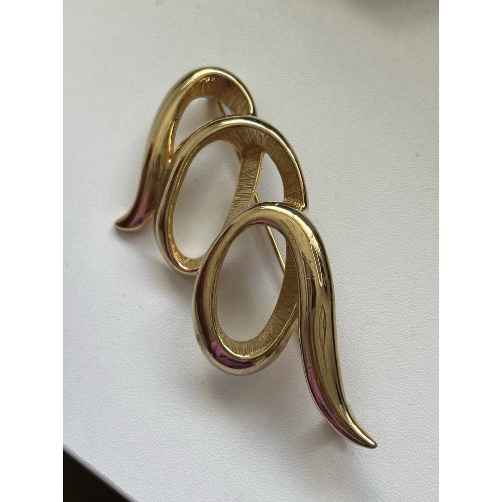 Vintage Gold Ribbon Brooch Gold Tone Abstract Circle Swirl - Picture 2 of 4